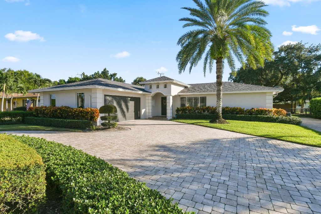 Photo of 2512 Oak Drive, Palm Beach Gardens, FL 33410 (MLS # R11136440)