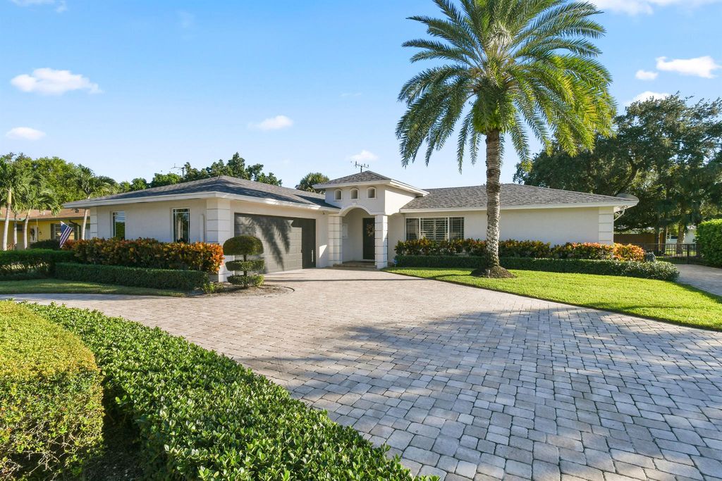 Photo of 2512 Oak Drive, Palm Beach Gardens, FL 33410 (MLS # R11136440)