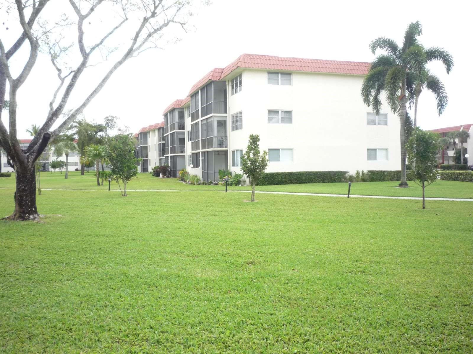 HOLLYBROOK GOLF & TENNIS - Residential