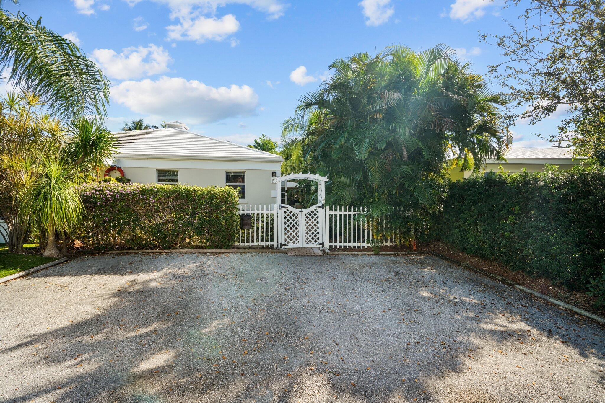 Available 1st July 2024 $7k pm. This is the Classic getaway , in a top location, get here ,park the car (can fit 3 cars) and walk wherever you want to go. 2 blocks to a top local beach ,2 blocks to the restaurants on Atlantic and 2nd Avenue and so many other sights and amenities. This is an updated unit with everything you need for a great holiday with family or friends, cook or eat out , walk to town or stay in this quiet secluded townhouse , its up to you. It even has a fire-place. Water and electricity is included.