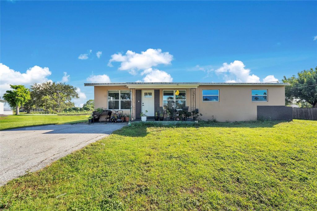 Photo of 1808 SE Avenue J, Belle Glade, FL 33430 (MLS # F10533163)