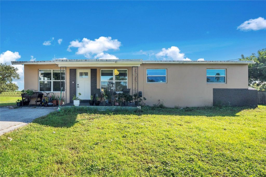 Photo of 1808 SE Avenue J, Belle Glade, FL 33430 (MLS # F10533163)