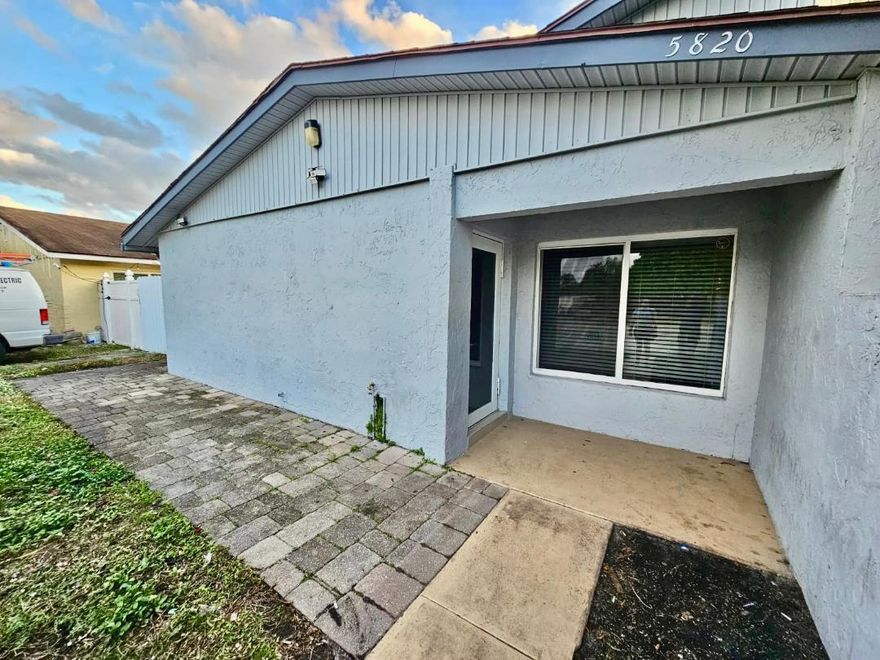 Spacious 3/2 villa ready for new tenant   completed remodeled , with new stainless steel appliances  and abundant with shopping, lively entertainment and restaurants. Easy access to highways and transportation. A perfect place to call home!!!