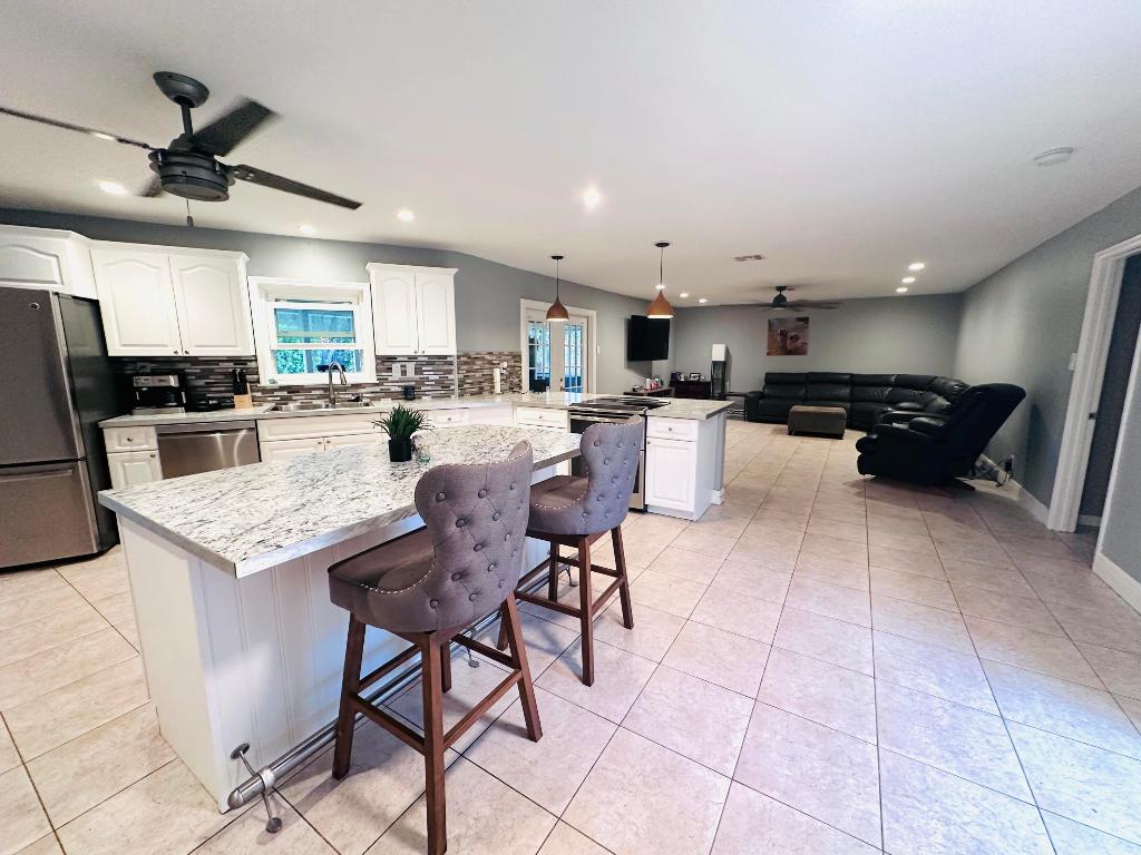 PALM BEACH FARMS CO 7 - Residential Lease