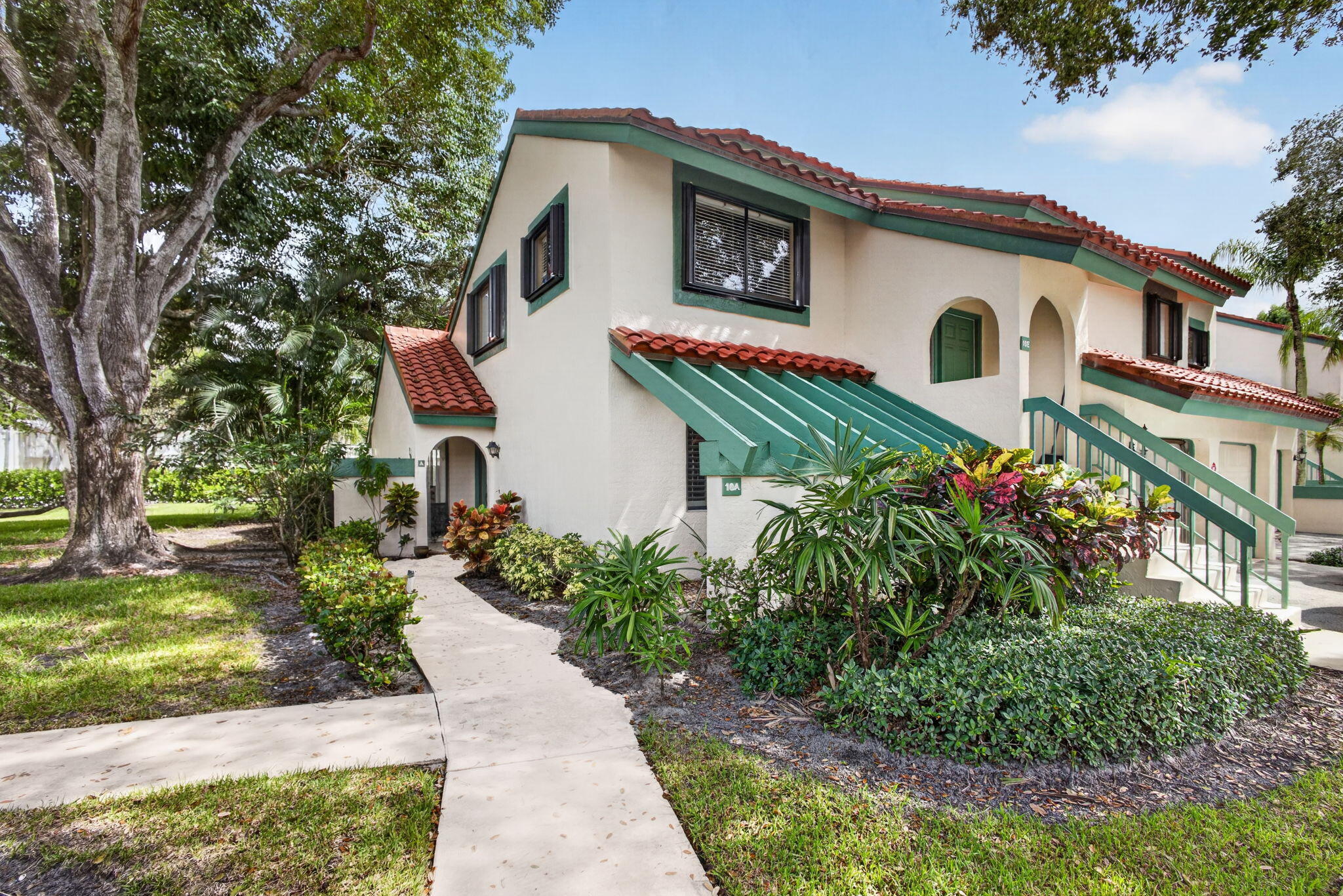 View photos, virtual tours, details... 10 Lexington Lane E A