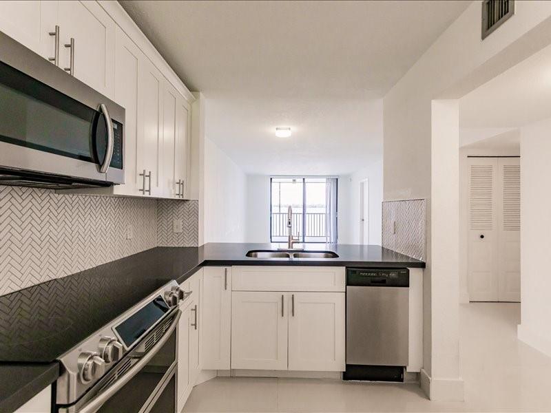 112 Lake Emerald Dr 202