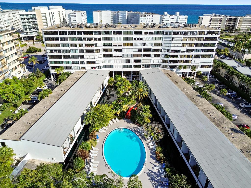 MAYFAIR HOUSE CONDO - Residential