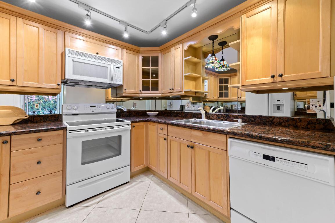 MAYFAIR HOUSE CONDO - Residential