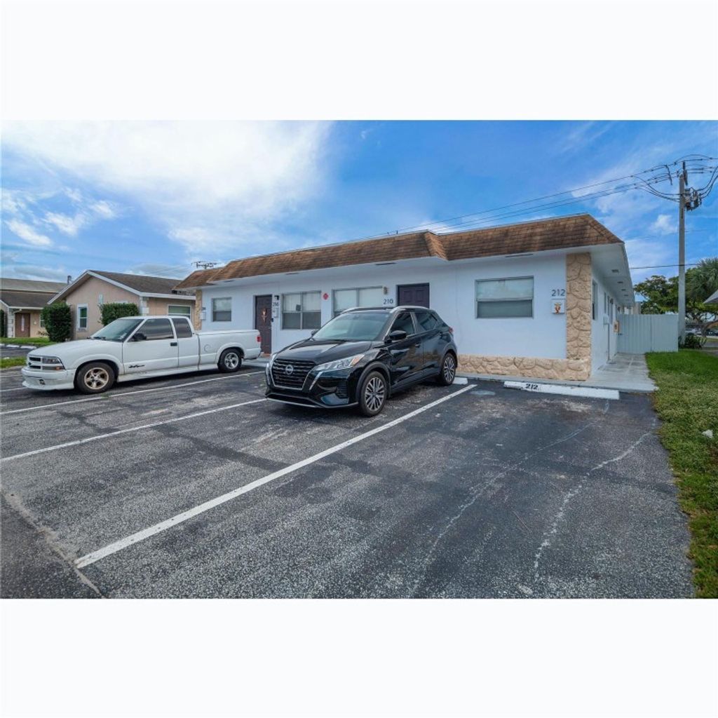 Photo of 210 NE 40th Street #214, Oakland Park, FL 33334 (MLS # F10525447)