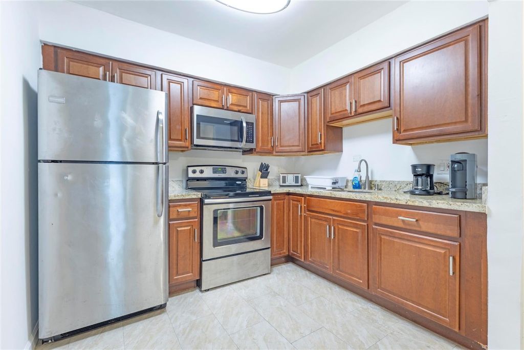 Photo of 210 NE 40th Street #214, Oakland Park, FL 33334 (MLS # F10525447)