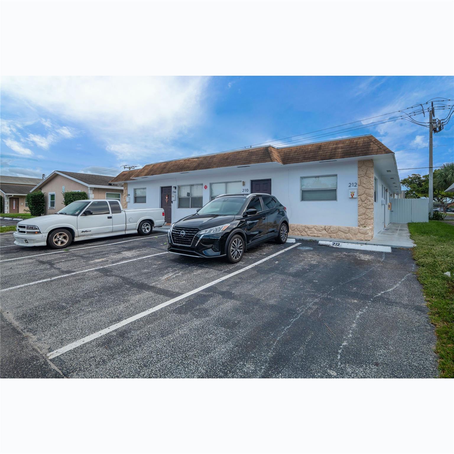 This beautiful updated 2 bedrooms, 1 bathroom property is situated in a highly walkable neighborhood. Easy access to the beach and shopping.