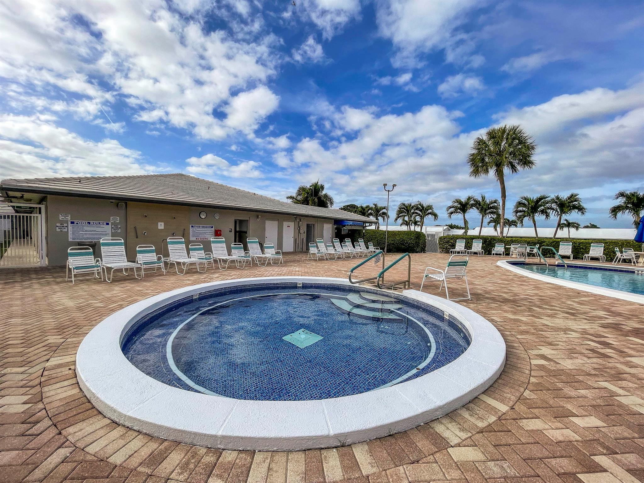 Leisureville Golf View Co - Residential