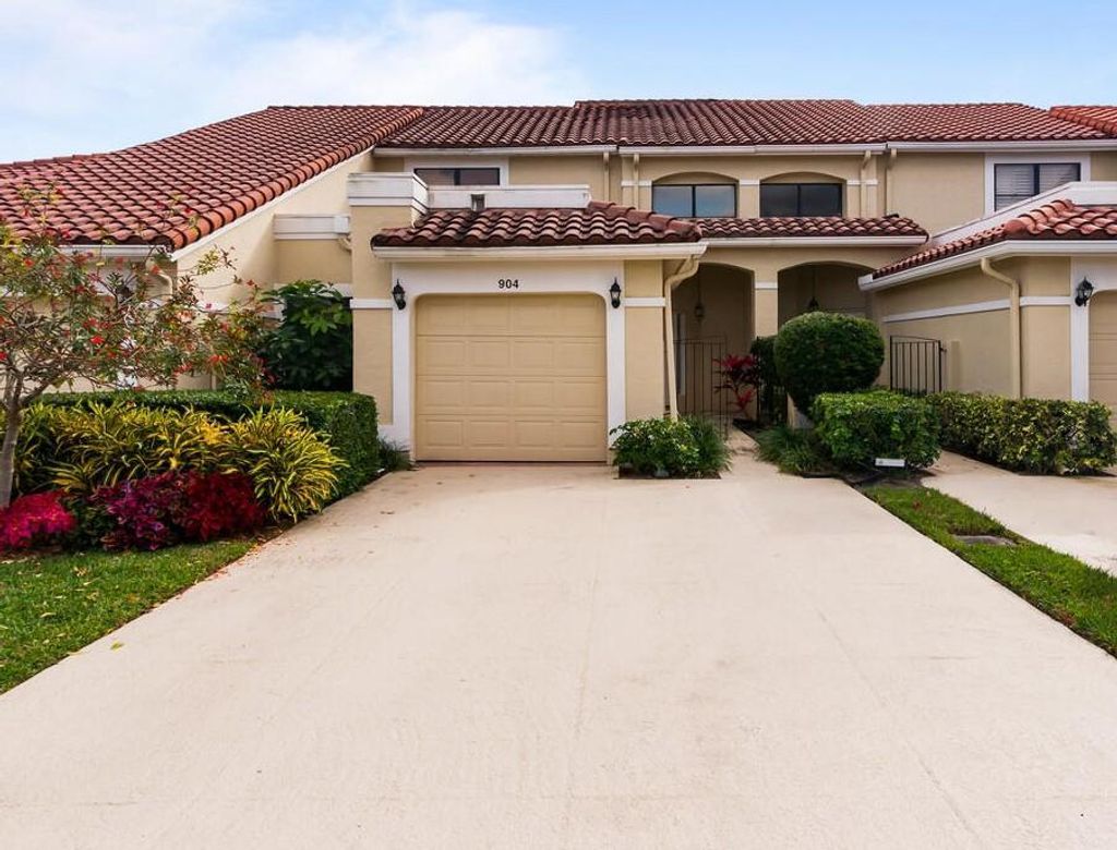 Photo of 904 Windermere Way, Palm Beach Gardens, FL 33418 (MLS # R10686632)