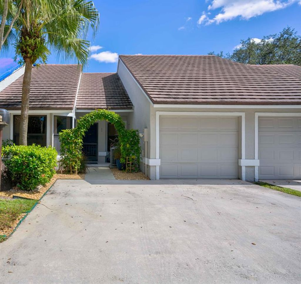 Photo of 703 Saint Giles Court, Palm Beach Gardens, FL 33418 (MLS # R10753528)