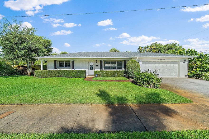 Charming 3 BR ranch-style home in the heart of West Palm Beach! Available until the end of February 2026, on a weekly or monthly basis. Minutes from Downtown West Palm Beach, Worth Avenue, Mar A Lago, and Palm Beach International Airport