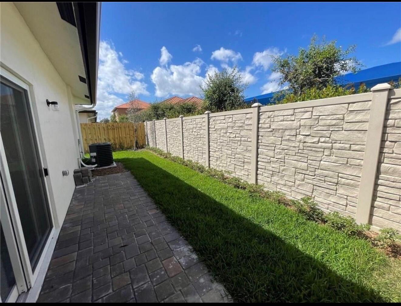1530 W 26th Court