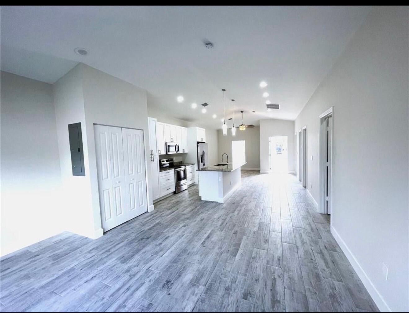 1530 W 26th Court