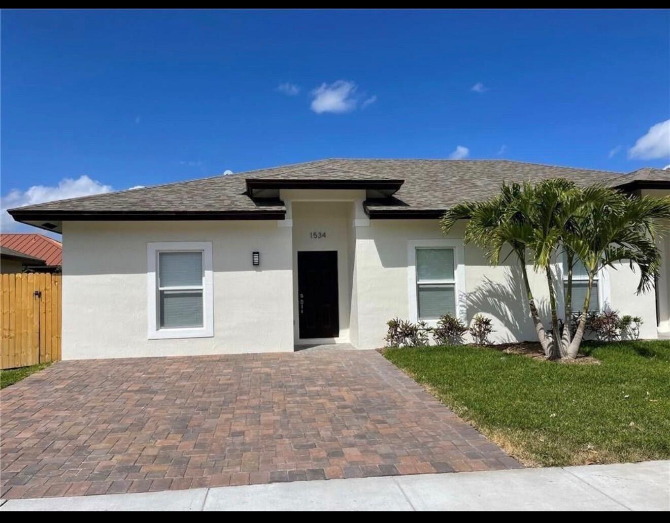 1530 W 26th Court