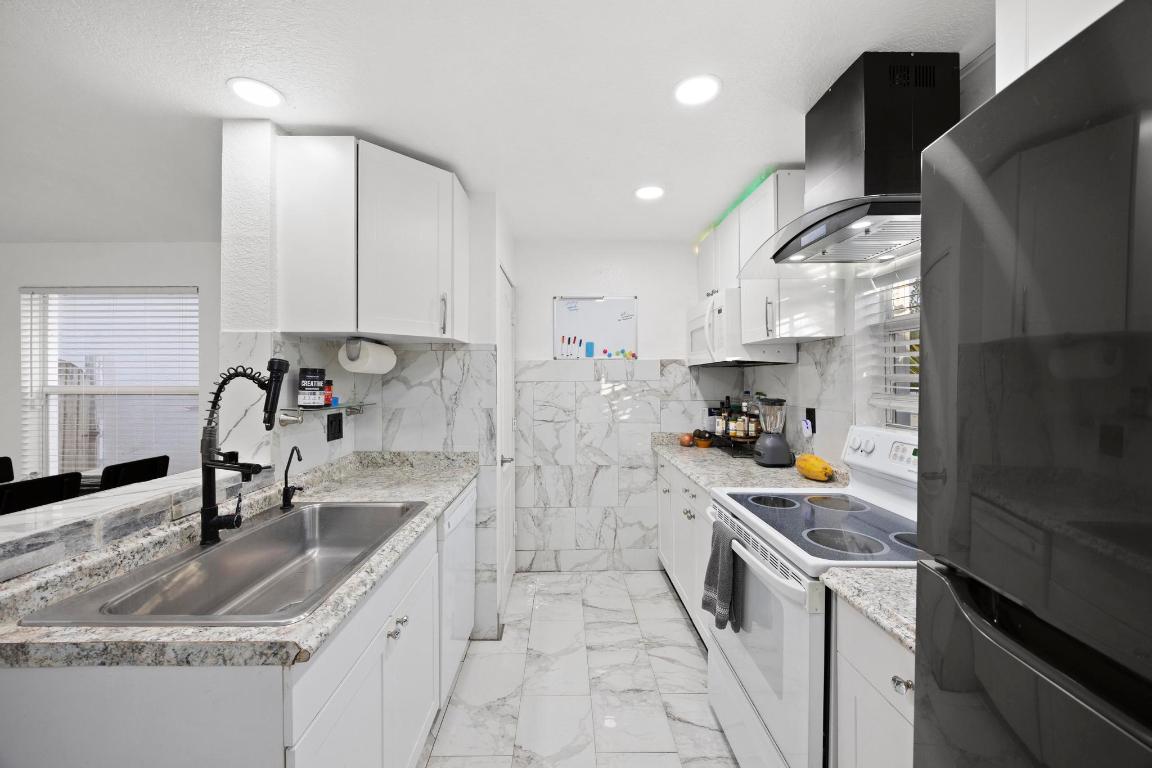 KENWOOD IN PB 3 PGS 44 & 45 - Residential