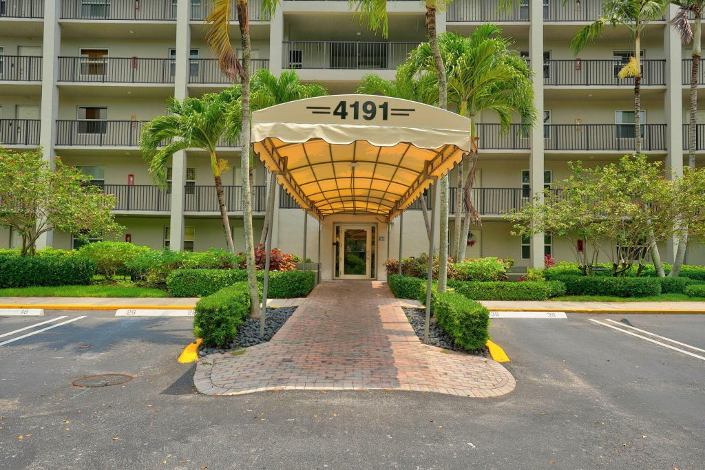 Photo of 4191 Cypress Reach Court #403, Pompano Beach, FL 33069 (MLS # B26043422)