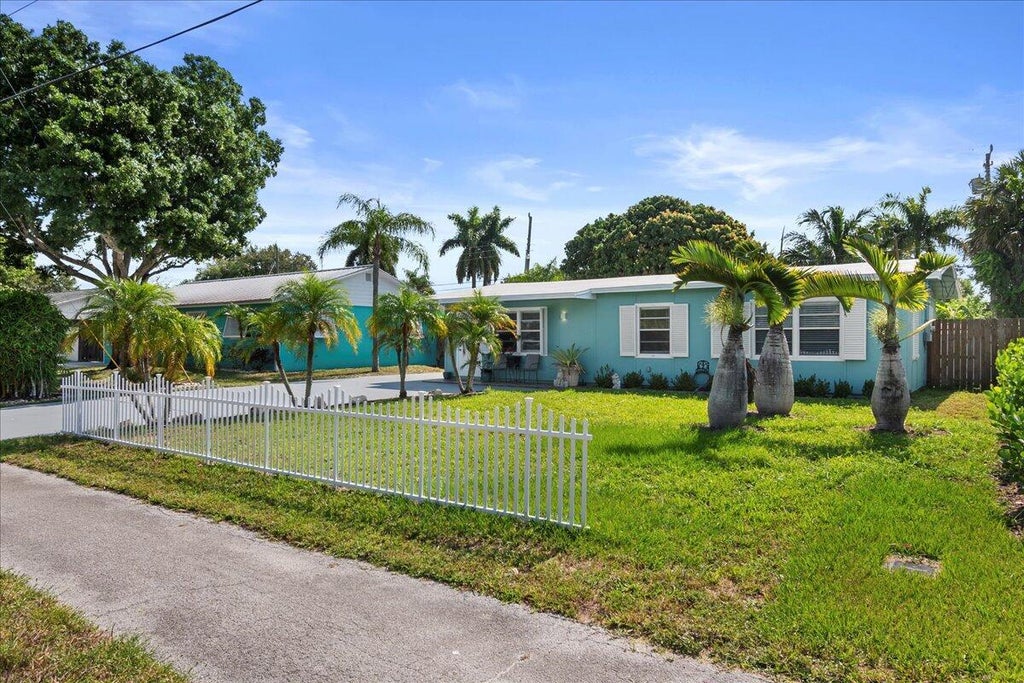 Photo of 503 N PENNOCK Lane, Jupiter, FL 33458 (MLS # B26077669)