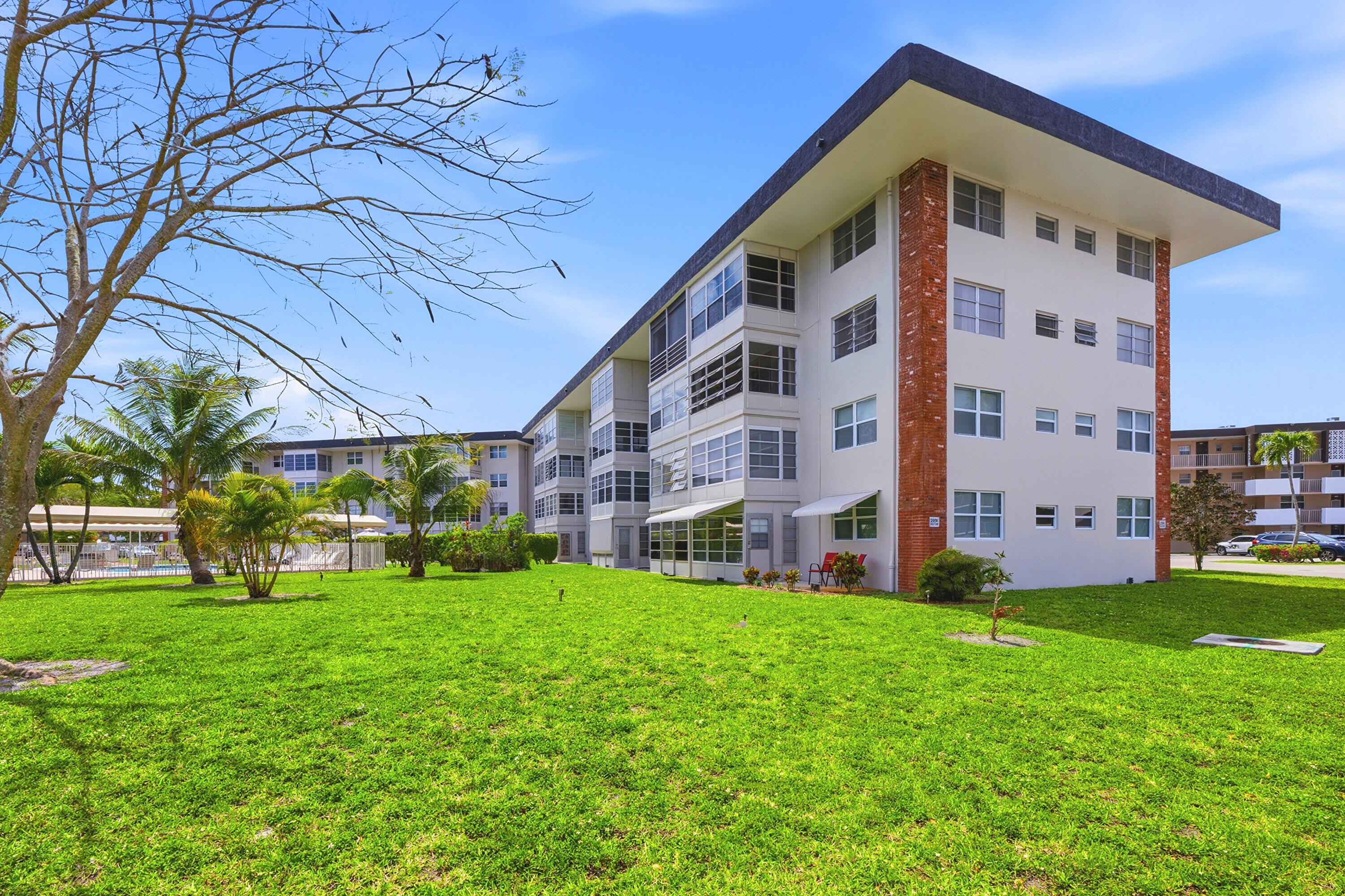 LAUDERDALE OAKS CONDO XII-B - Residential