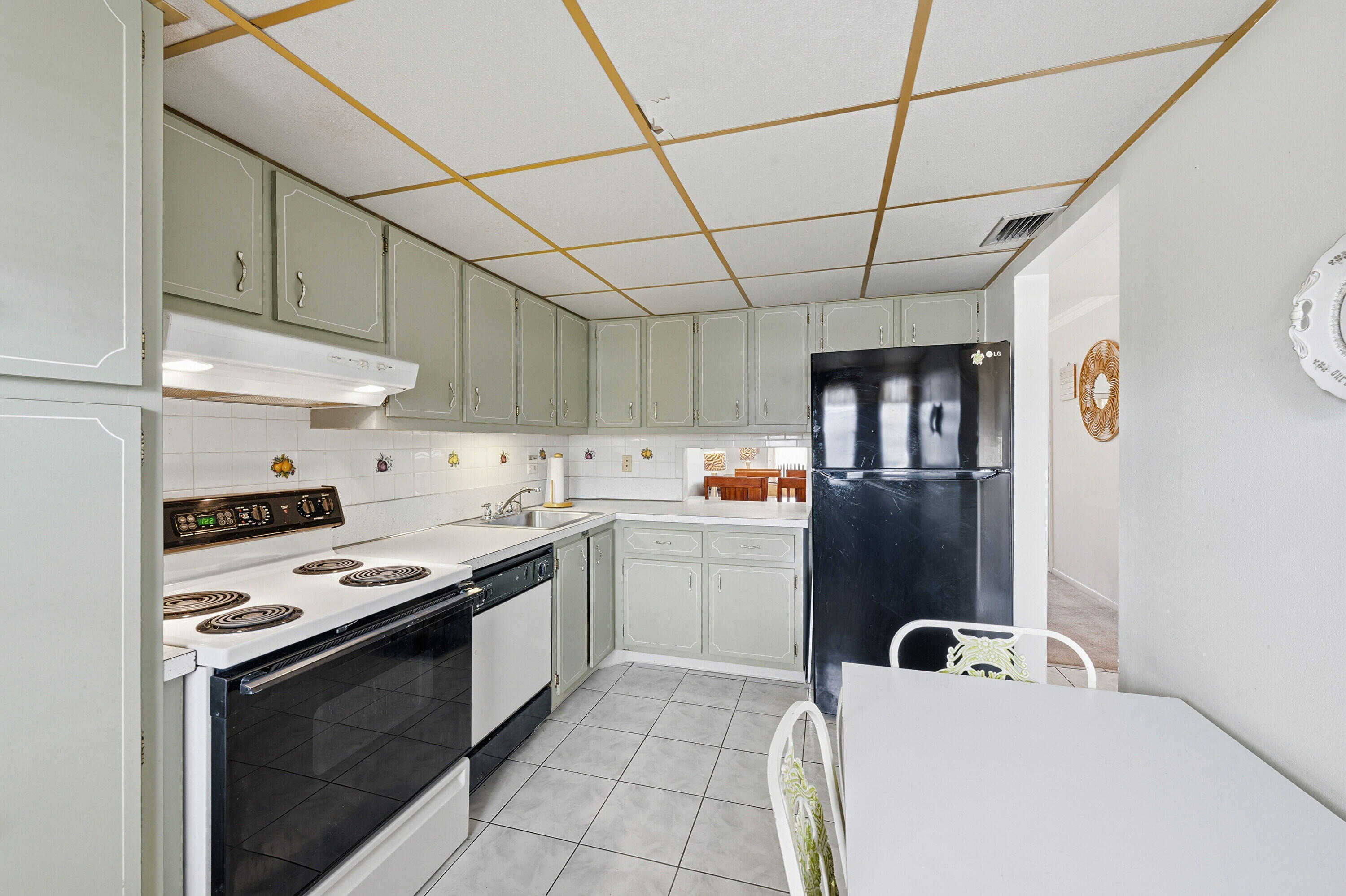 LAUDERDALE OAKS CONDO XII-B - Residential