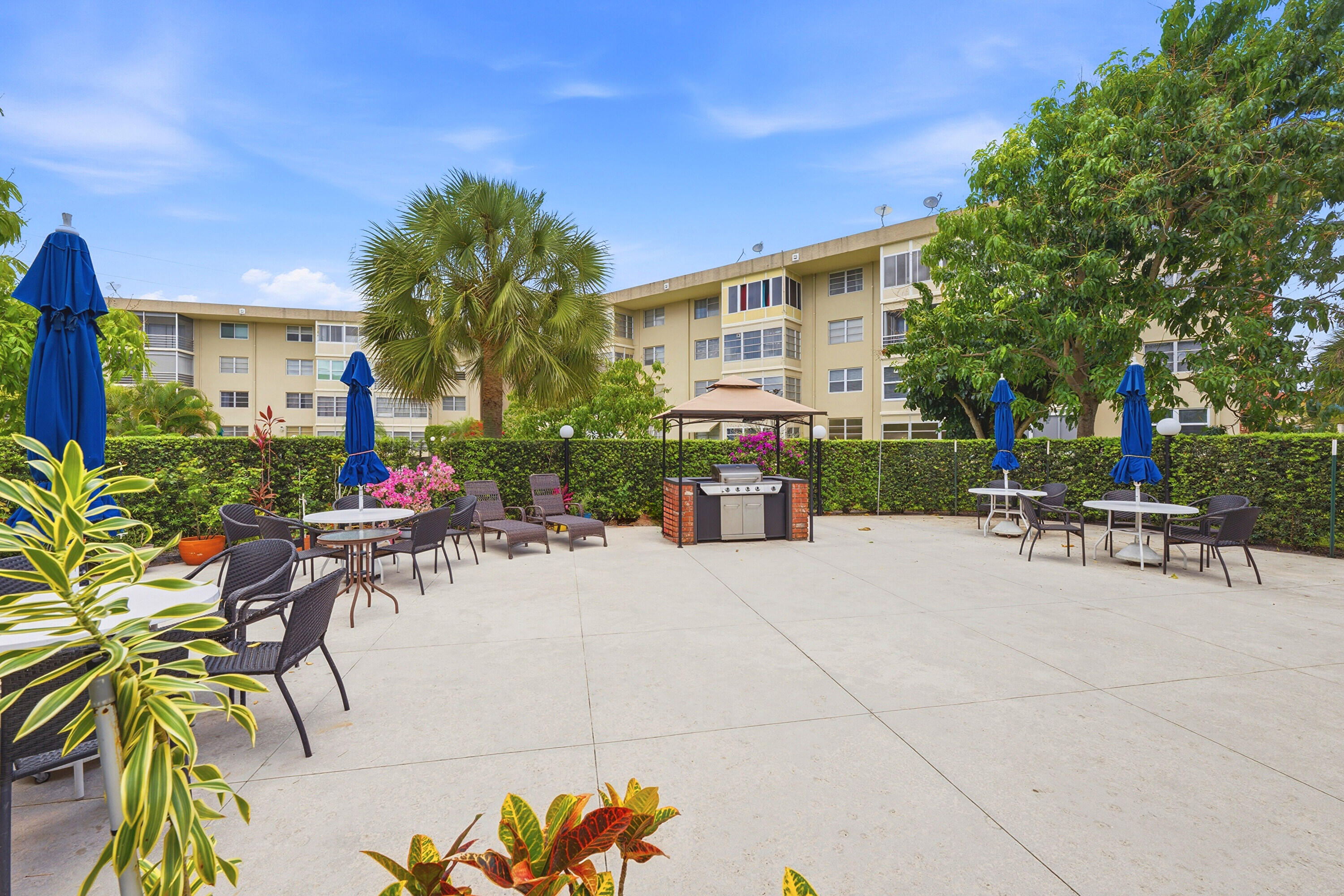 LAUDERDALE OAKS CONDO XII-B - Residential