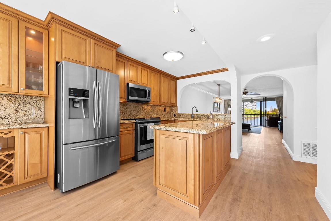 1100 SE 5th Court 33