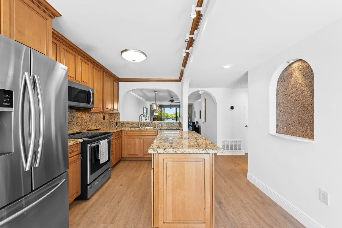 1100 SE 5th Court 33