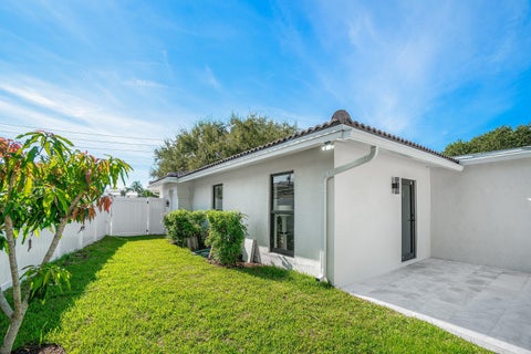 Tiny photo for 2651 NE 49th Street, Lighthouse Point, FL 33064 (MLS # B26083279)