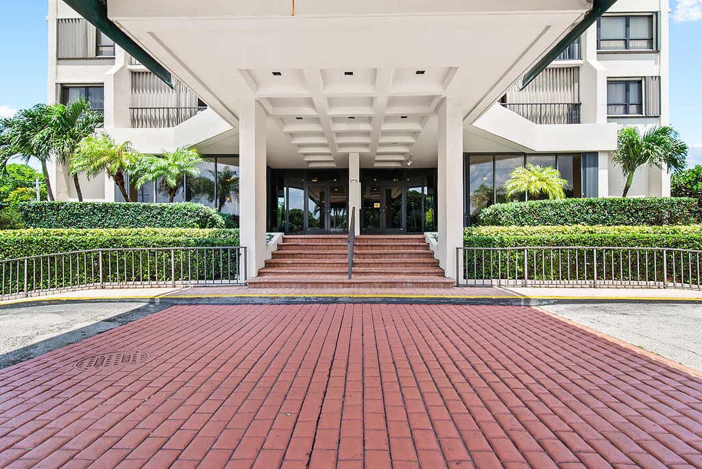 Photo of 5600 N Flagler Drive #2202, West Palm Beach, FL 33407 (MLS # B26059756)