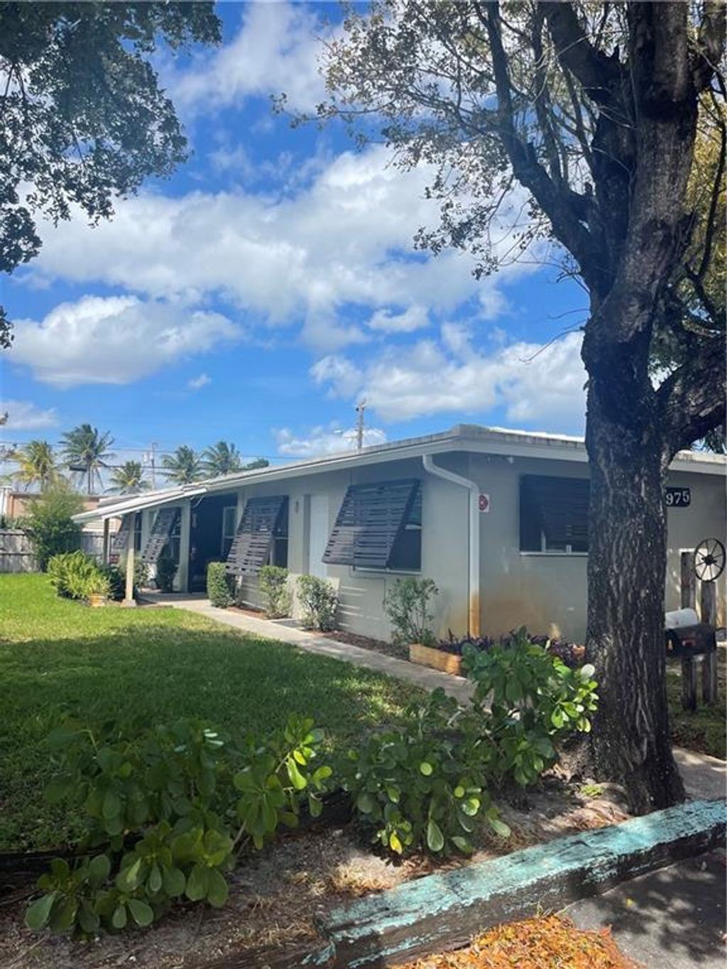 Photo of 975 NE 40th St, Oakland Park, FL 33334 (MLS # F10322656)