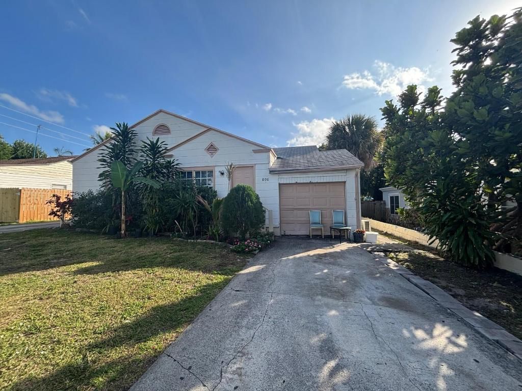 Photo of 806 Ridgewood Drive, West Palm Beach, FL 33405 (MLS # R11150234)
