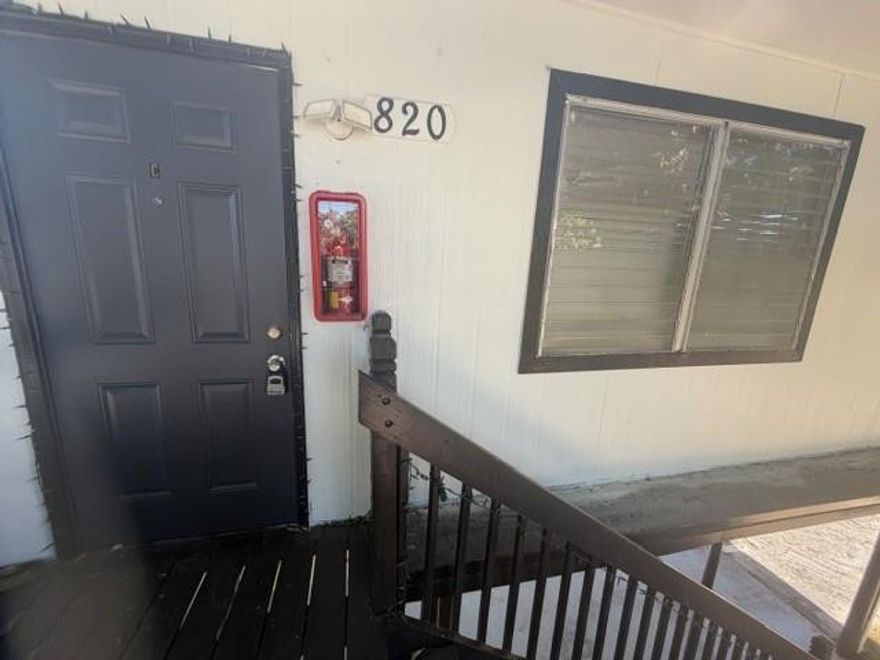 Very Large studio, 1 bathroom apartment in downtown lake worth. Located in a quiet 3-unit building on a quiet street just south of school. Spacious living room, and large bedroom.