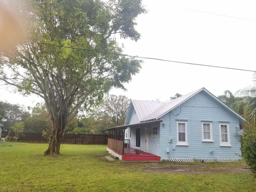 Photo of 908 W 1st W Street, Fort Pierce, FL 34982 (MLS # R10802000)