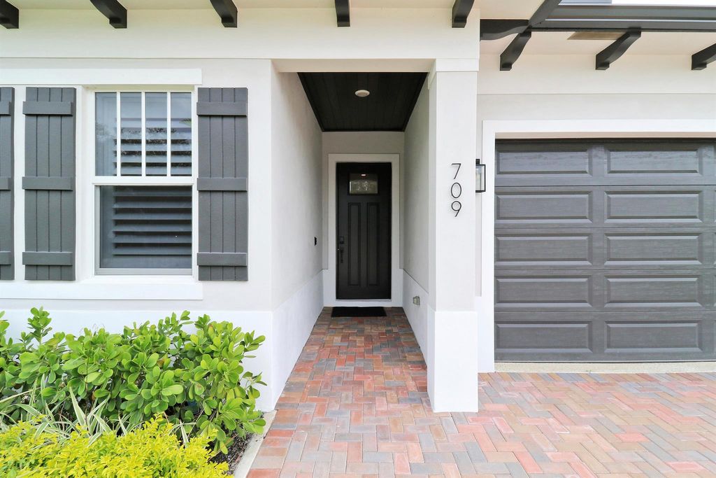 Photo of 709 N Perry Avenue, Jupiter, FL 33458 (MLS # R11040541)