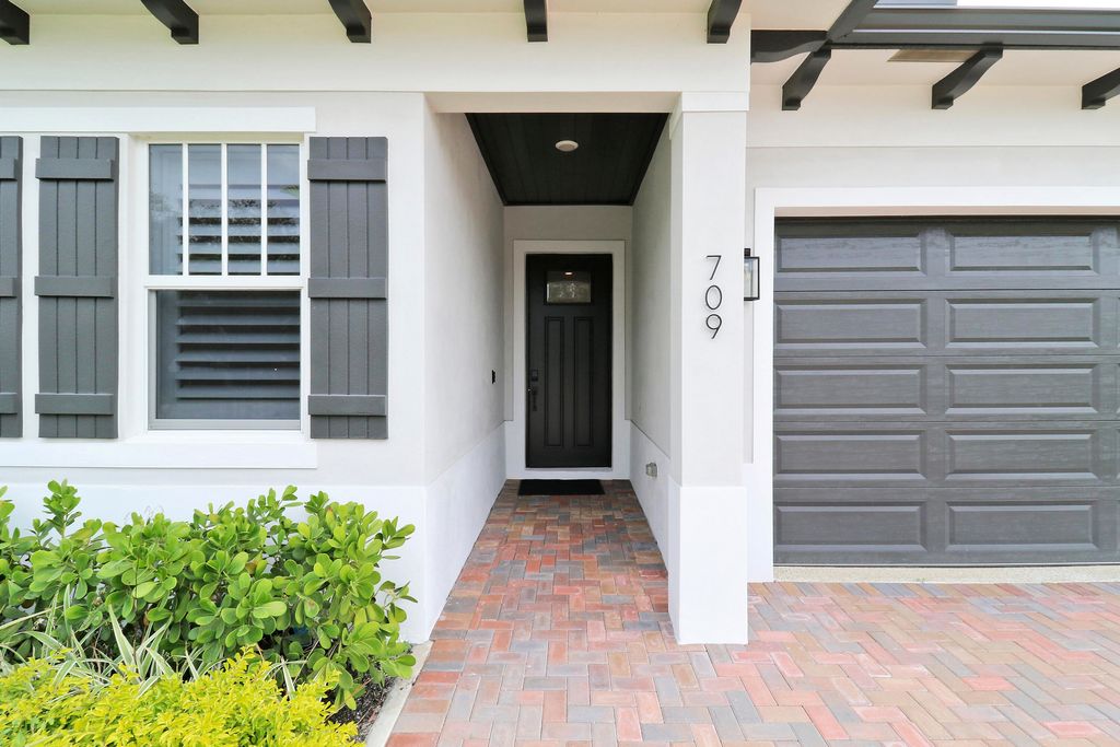Photo of 709 N Perry Avenue, Jupiter, FL 33458 (MLS # R11040541)