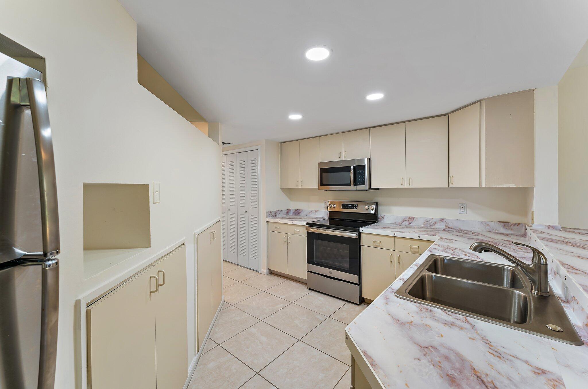 UNO LAGO - Residential Lease