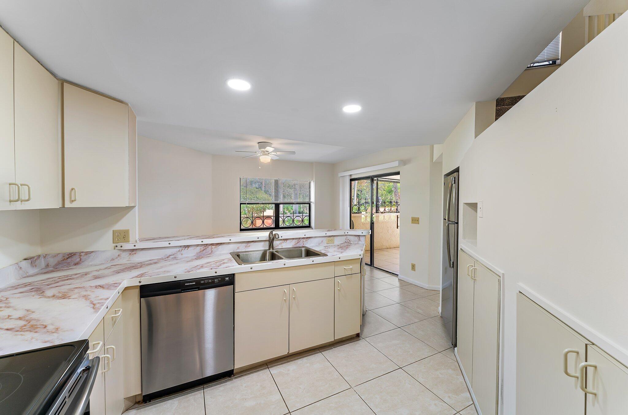 UNO LAGO - Residential Lease