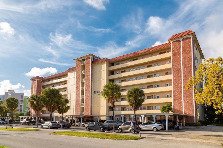 GREAT LOCATION! THIS APARTMENT COMES FURNISHED! 2 BEDROOMS 2 BATHS, LAMINATE FLOORING WITH A GREAT VIEW! EVERYTHING IS NEAR SUCH AS SEABRA SUPER MARKET, CVS PHARMACY, WALMART, PUBLIX, COSTCO, RESTAURANTS; PLUS ALL THE MAIN ROADS I-95, TURNPIKE, SAWGRASS, ETC.