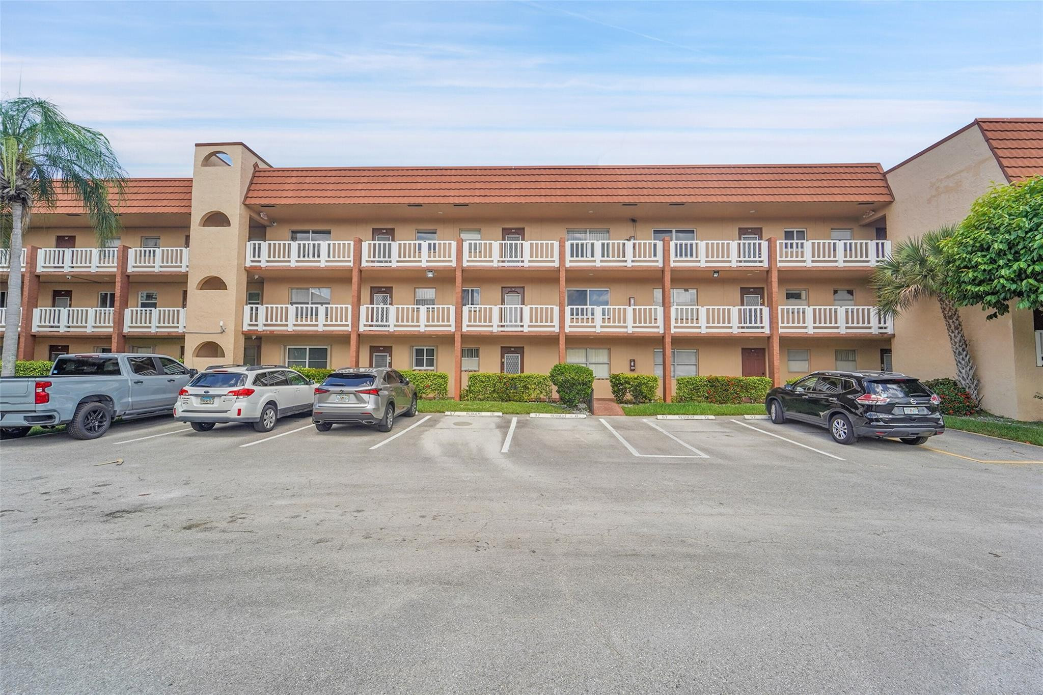 SUNRISE LAKES - Residential