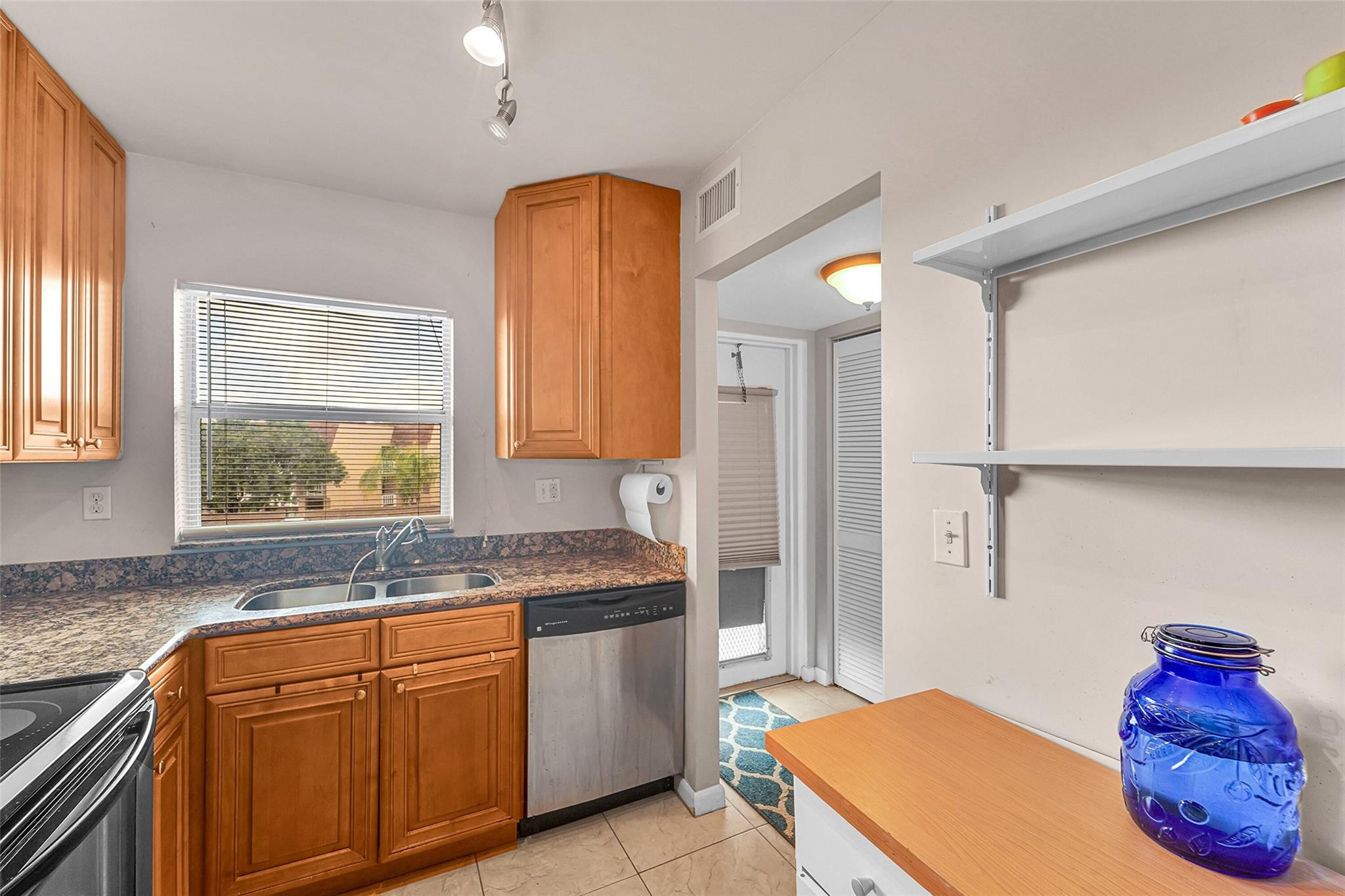 SUNRISE LAKES - Residential