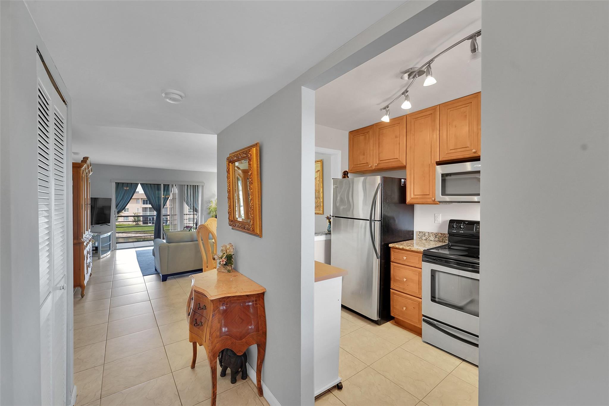 SUNRISE LAKES - Residential