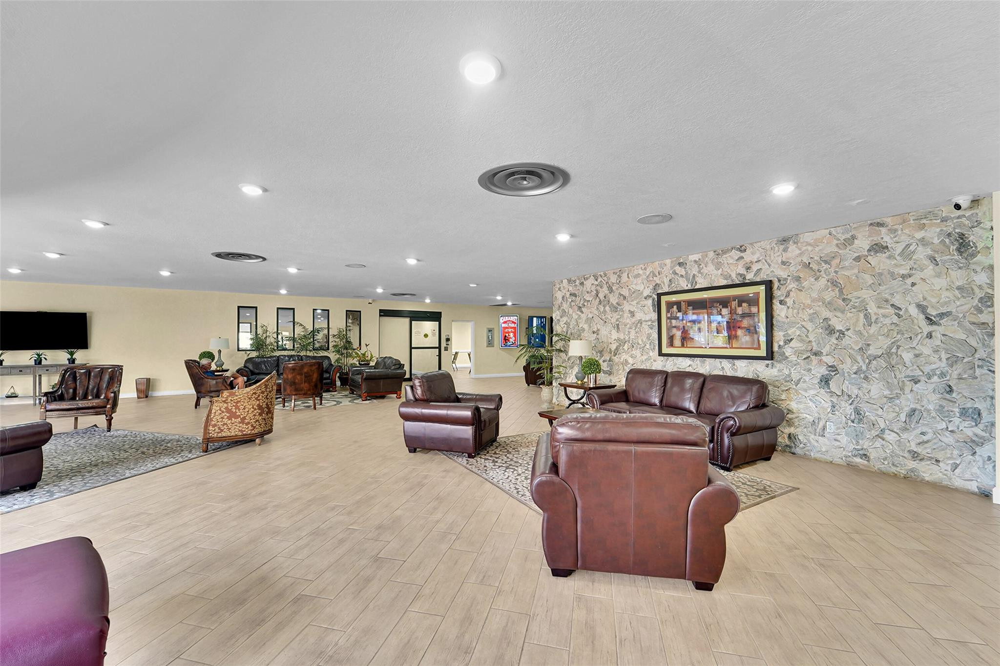 SUNRISE LAKES - Residential