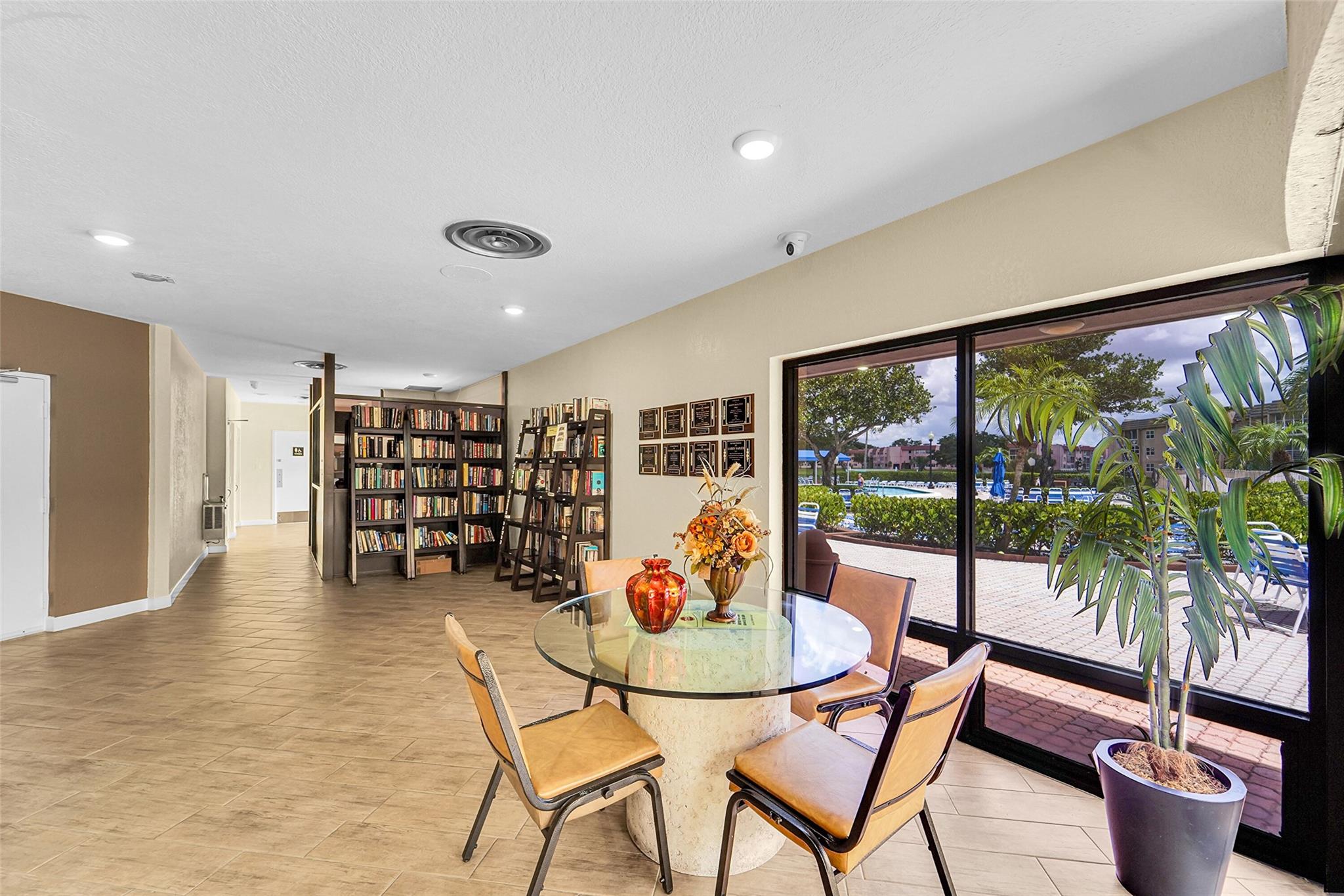 SUNRISE LAKES - Residential