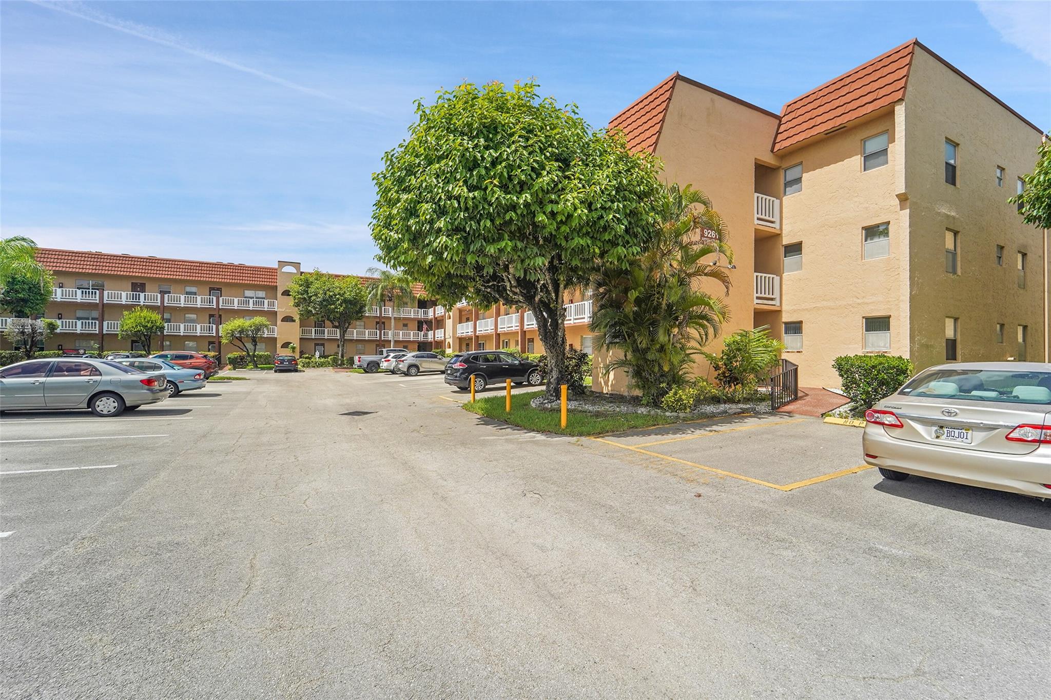 SUNRISE LAKES - Residential