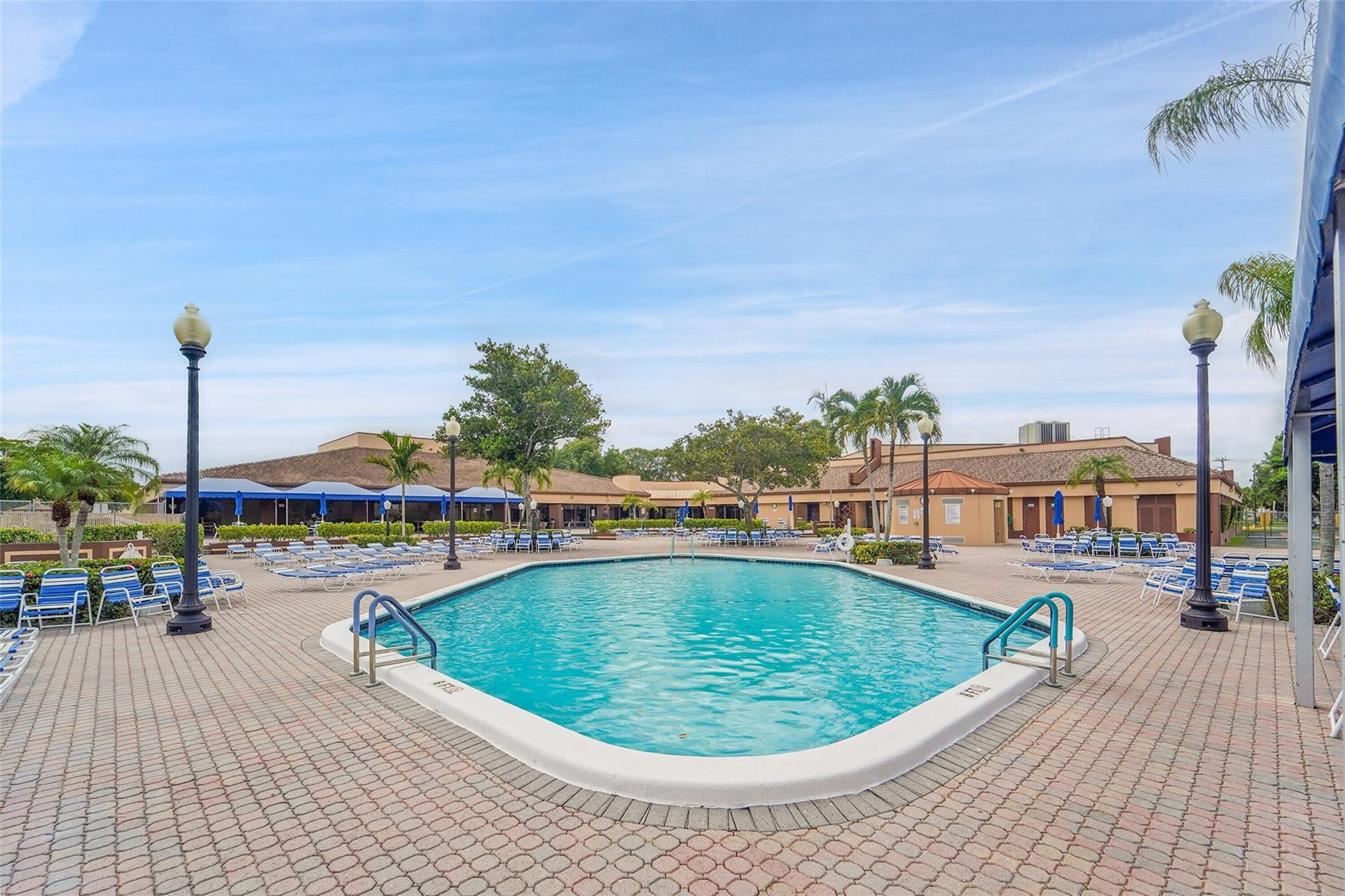 SUNRISE LAKES - Residential