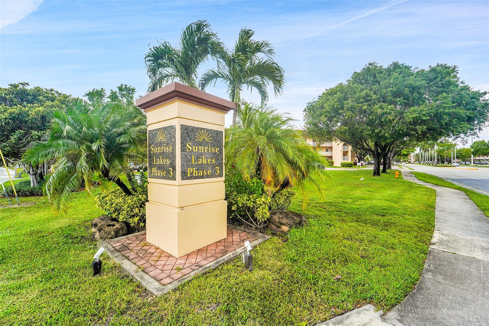 SUNRISE LAKES - Residential