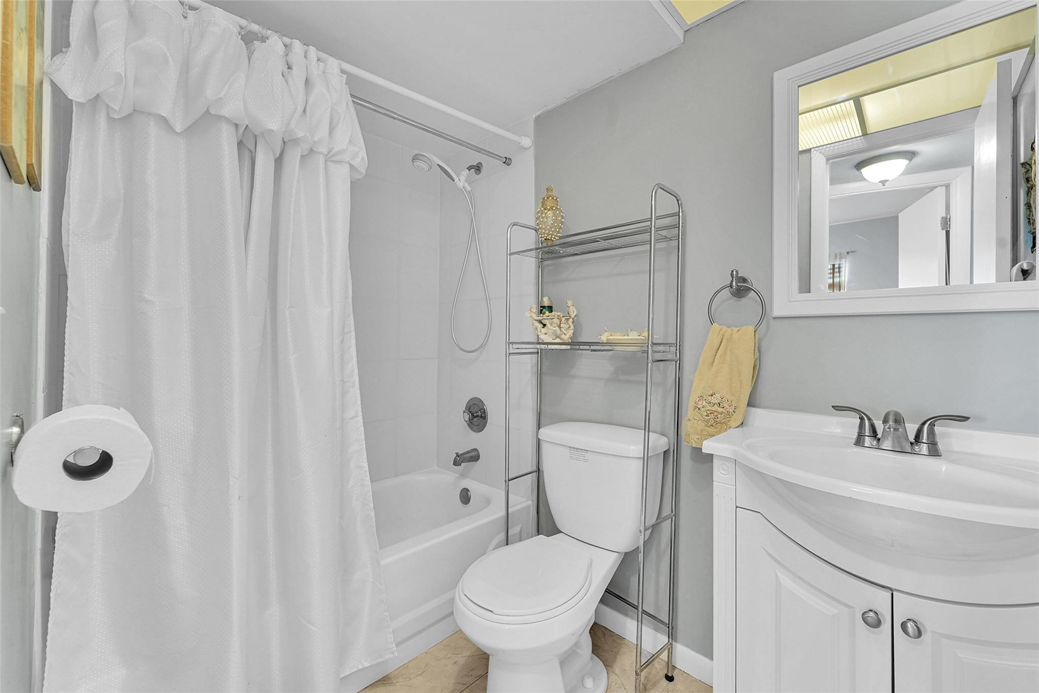 SUNRISE LAKES - Residential